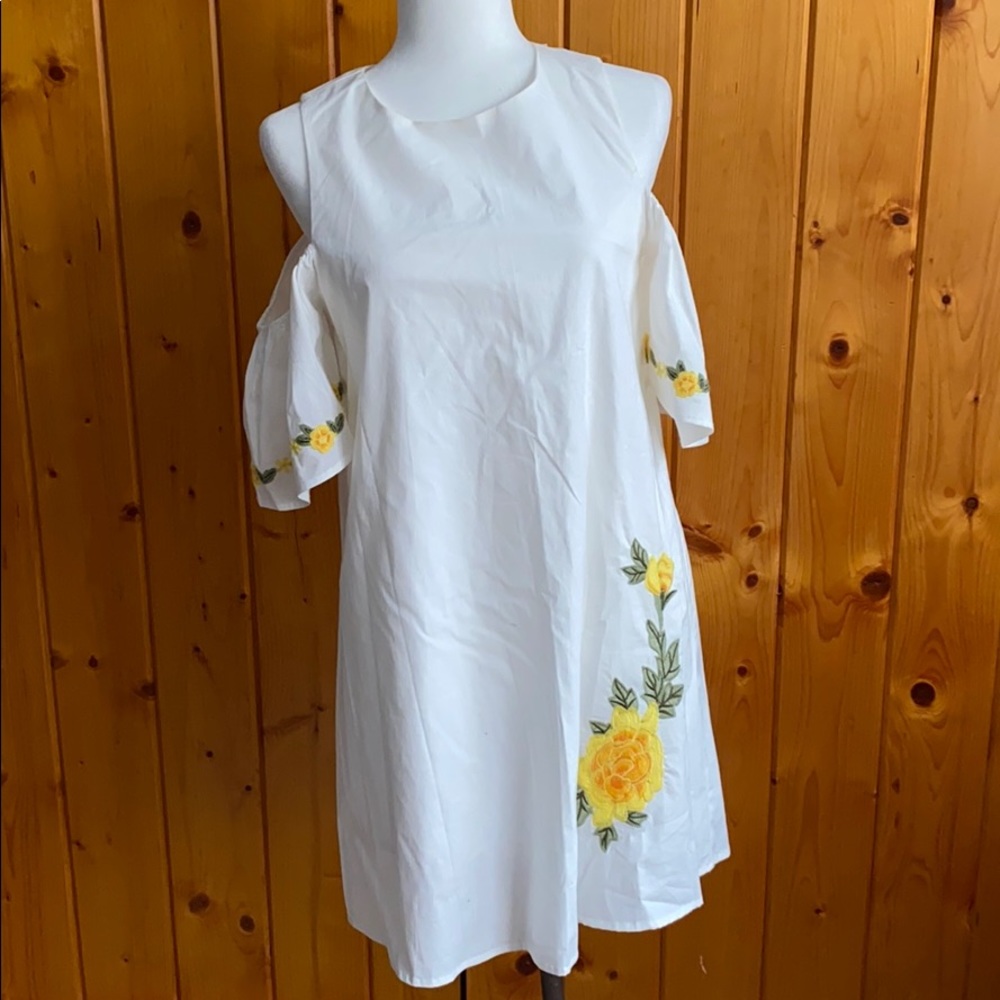 Miami / Francesca’s white embroidered dress